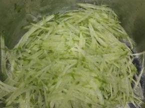 把萝卜擦成丝状