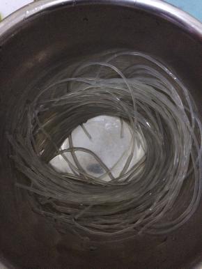 把粉条用开水提前泡几分钟
