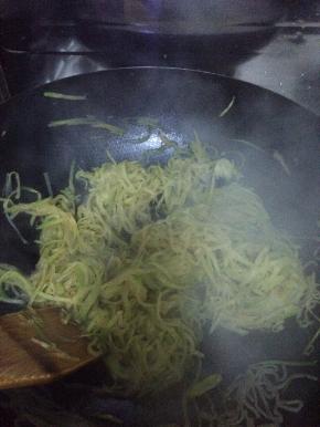 锅内加入适量油，先把萝卜放进去炒一分钟左右放入粉条翻炒