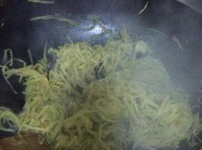 锅内加入适量油，先把萝卜放进去炒一分钟左右放入粉条翻炒
