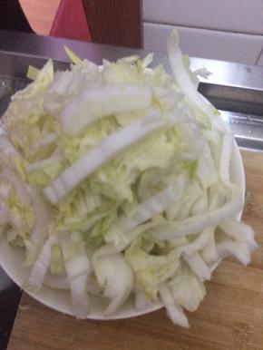 备好食材，把白菜切成丝状