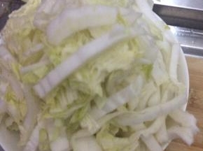 备好食材，把白菜切成丝状