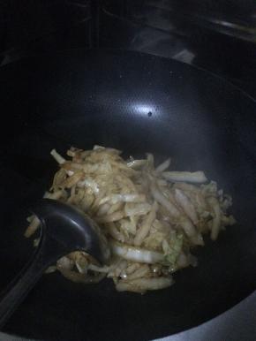 锅内放入适量油，放入辣椒和葱爆炒，随后放入白菜翻炒。