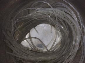 粉条加入开水，提前泡制。