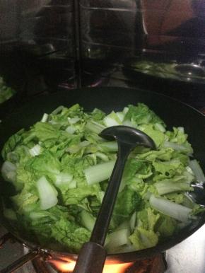 锅内放入适量油，放入调料，把小白菜放入锅内翻炒。