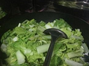 锅内放入适量油，放入调料，把小白菜放入锅内翻炒。