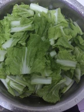 把小白菜清洗干净切成小块状