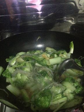 翻炒两分钟左右，锅内放入少量的水，把粉条放入锅内