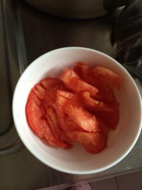 把西红柿清洗干净之后，切好放入碗中。