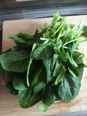 菠菜清洗干净，捞出。