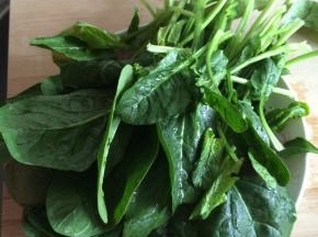 菠菜清洗干净，捞出。
