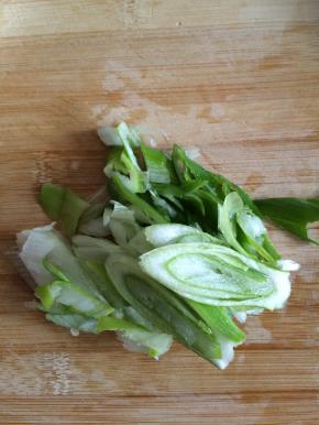 葱切好，火腿切好（根据个人喜好添加）