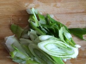 葱切好，火腿切好（根据个人喜好添加）