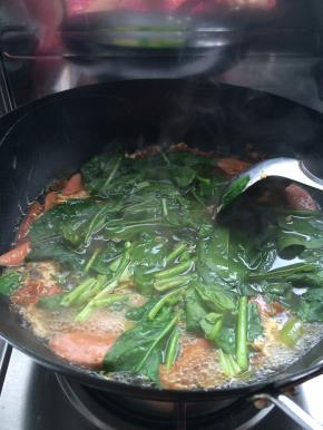 水开之后，放入菠菜和火腿，小火烧一分钟左右，关火出锅。