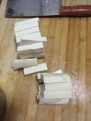 豆腐清洗干净之后，切成长块状