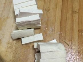 豆腐清洗干净之后，切成长块状