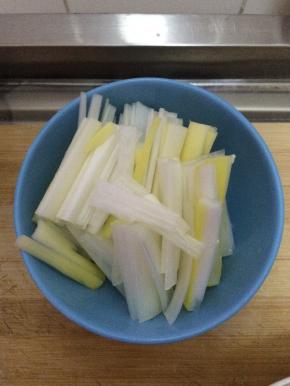 把葱切成段状放入碗中