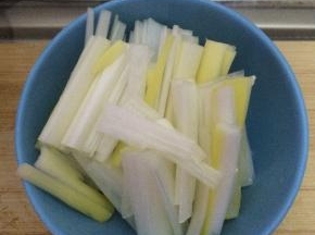 把葱切成段状放入碗中