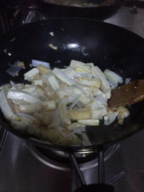 油烧热之后，把豆腐放入热锅中煎制一分钟左右。把切好的葱段放进去翻炒