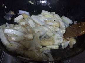 油烧热之后，把豆腐放入热锅中煎制一分钟左右。把切好的葱段放进去翻炒