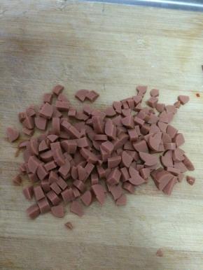 火腿切成豆丁状