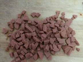 火腿切成豆丁状