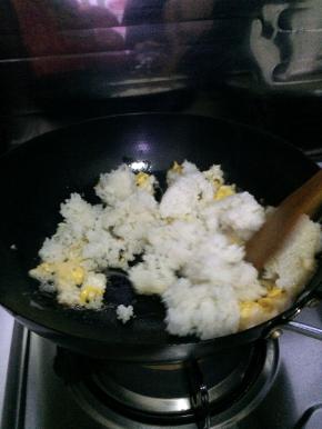 先鸡蛋放入锅中炒，随后放入米饭小火翻炒2分钟左右