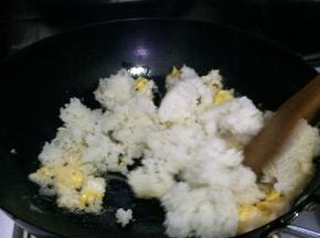 先鸡蛋放入锅中炒，随后放入米饭小火翻炒2分钟左右