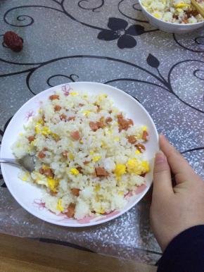 把火腿放入米饭中，翻炒一分钟左右，出锅