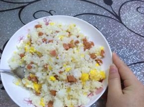 把火腿放入米饭中，翻炒一分钟左右，出锅