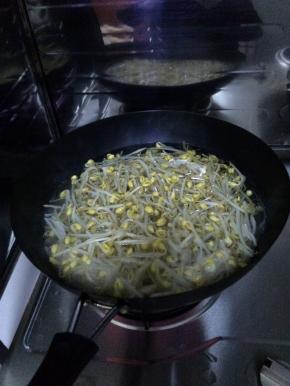 把豆芽放入锅内，开水煮两分钟捞出。