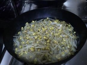 把豆芽放入锅内，开水煮两分钟捞出。