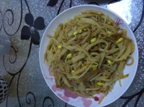 小火翻炒一分钟左右，放入蒜末和适量香油，出锅