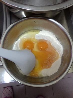 把200g面粉放入盆中。鸡蛋和葱末倒入面中。