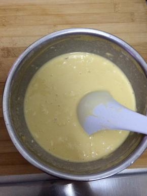 加入适量的水，把鸡蛋和面粉搅拌均匀，放入适量盐。