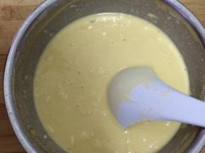 加入适量的水，把鸡蛋和面粉搅拌均匀，放入适量盐。