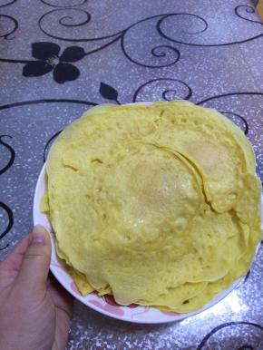 小火煎一分钟左右，把饼翻过来煎一分钟，出锅。