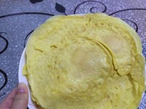 小火煎一分钟左右，把饼翻过来煎一分钟，出锅。