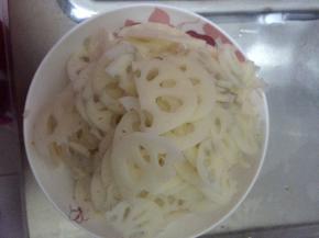 藕清洗干净之后切成薄皮状