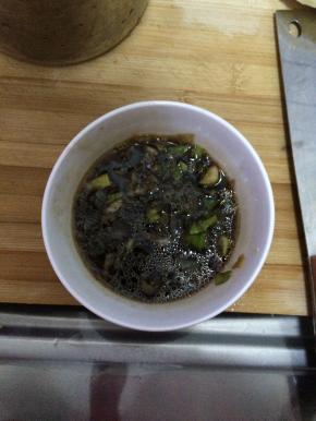 葱姜丝放入醋，酱油，香油拌好，放入碗中。