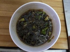 葱姜丝放入醋，酱油，香油拌好，放入碗中。
