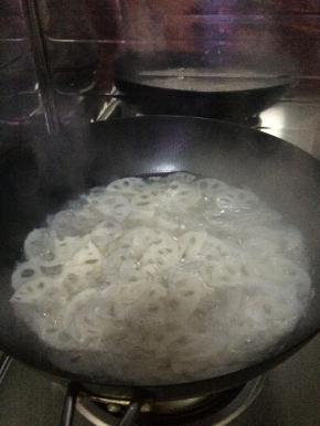 把切好的藕片放入开水中煮两分钟左右。