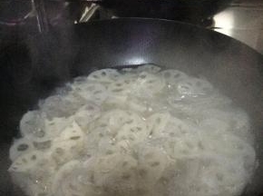 把切好的藕片放入开水中煮两分钟左右。
