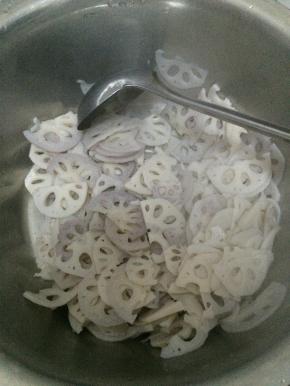 藕片捞出来过凉水.