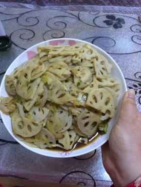 把拌好的葱姜倒入藕片中，搅拌均匀