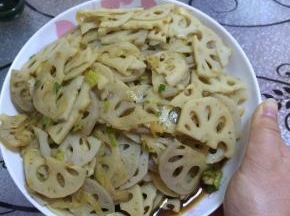 把拌好的葱姜倒入藕片中，搅拌均匀
