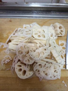 藕片切成薄片状。