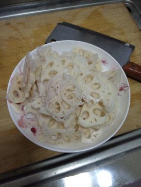 把藕片清洗干净之后放入盘子中