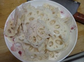 把藕片清洗干净之后放入盘子中