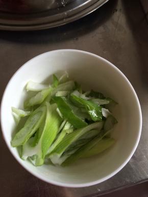 准备好葱，香菜，姜丝。